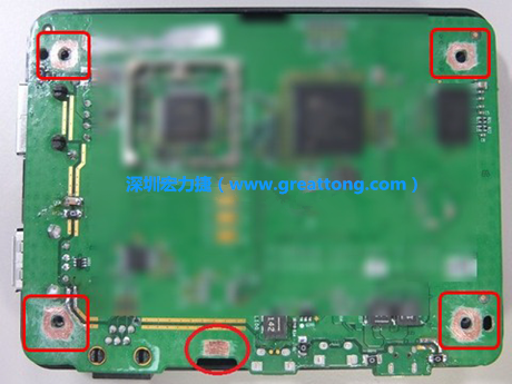 手動去綠漆。使用傳統的刀片去除綠漆后的效果。