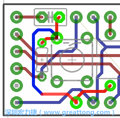 為了要創造一個電路通道，首先要先點擊重置開關的連結點進行布線，在電路板的背面繪制線路直到其它線路前的乾淨區域。