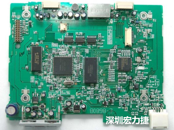 大面積PCB若電子元器件數量多、重量較重，板材強度不夠時容易產生PCB中央部凹陷問題。